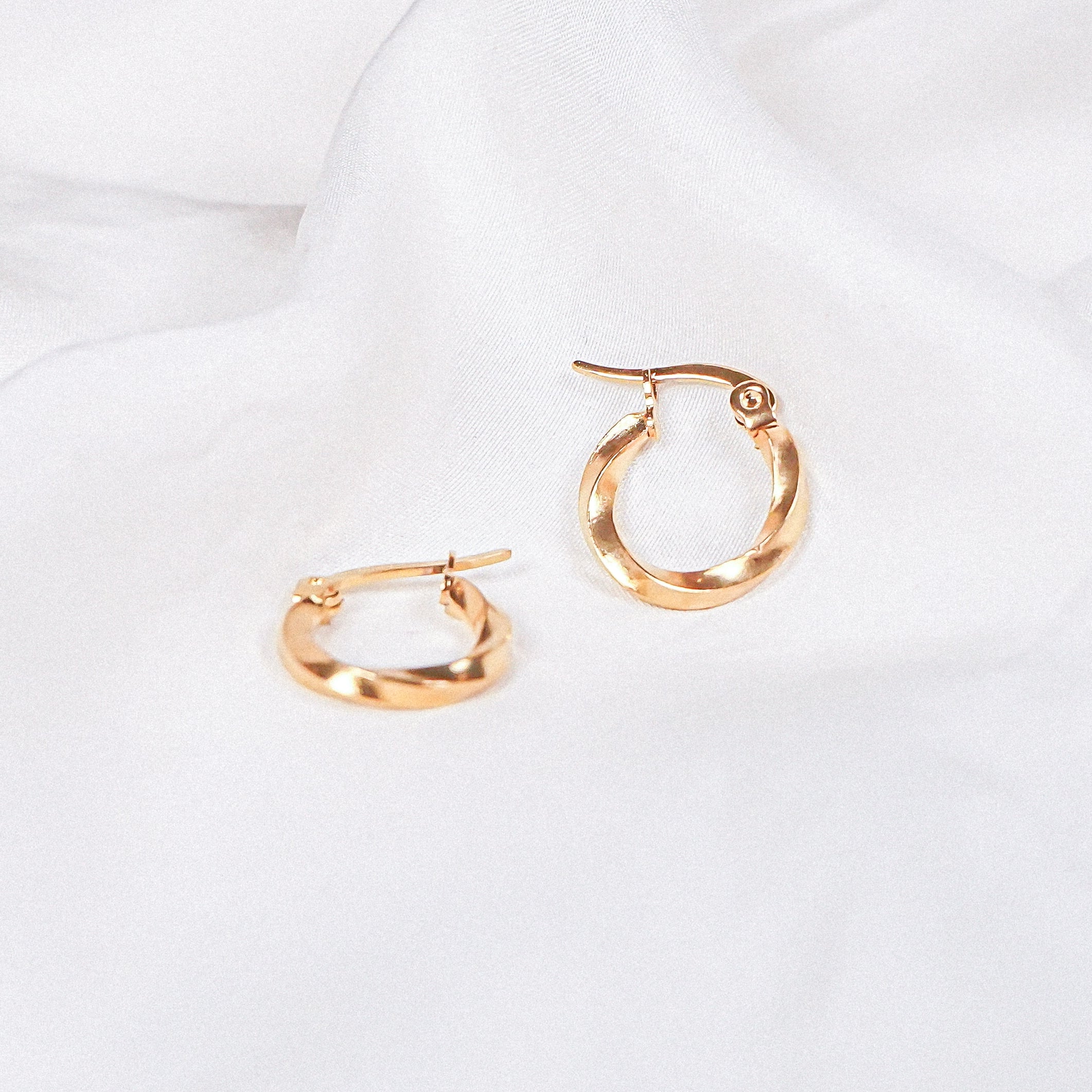 Victoria Tiny Hoop Earring