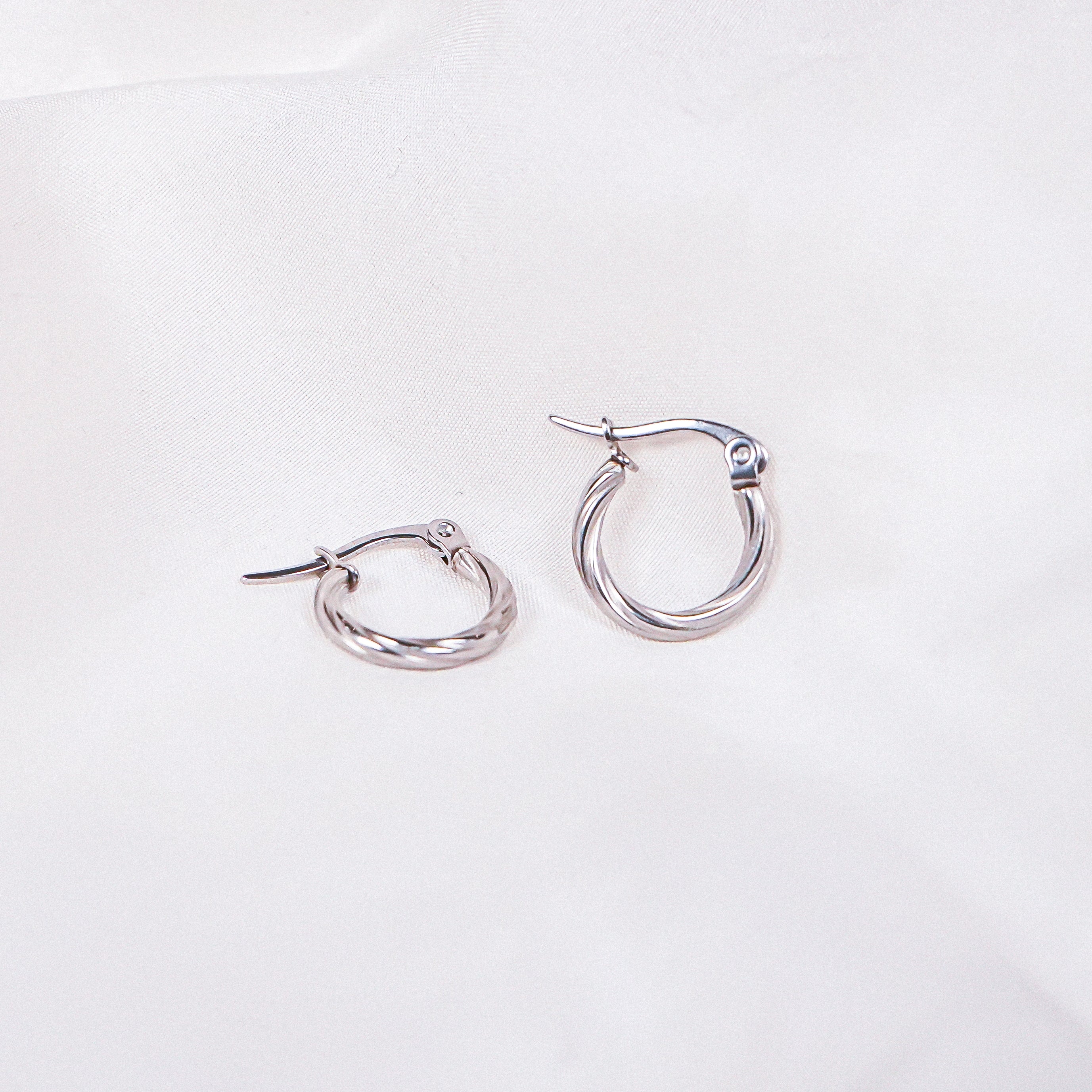 Victoria Tiny Hoop Earring